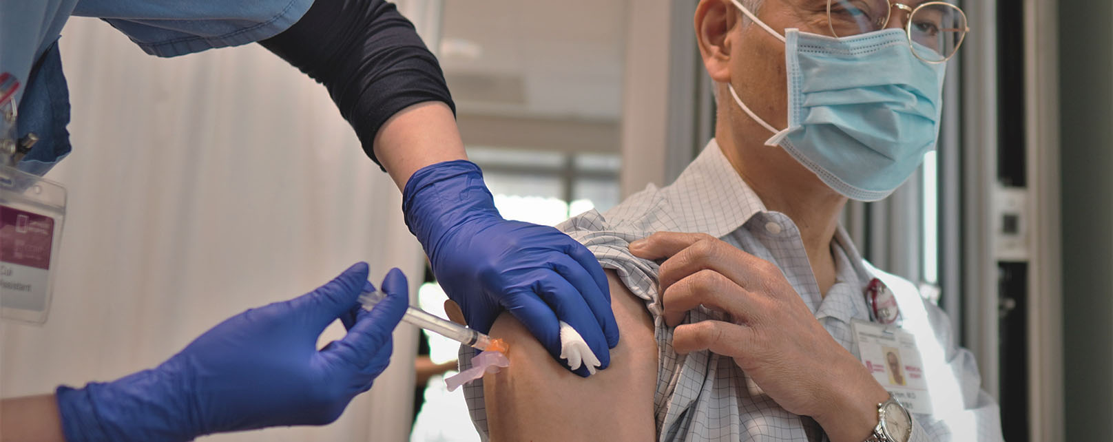 東華醫院醫護人員開始接種新冠疫苗