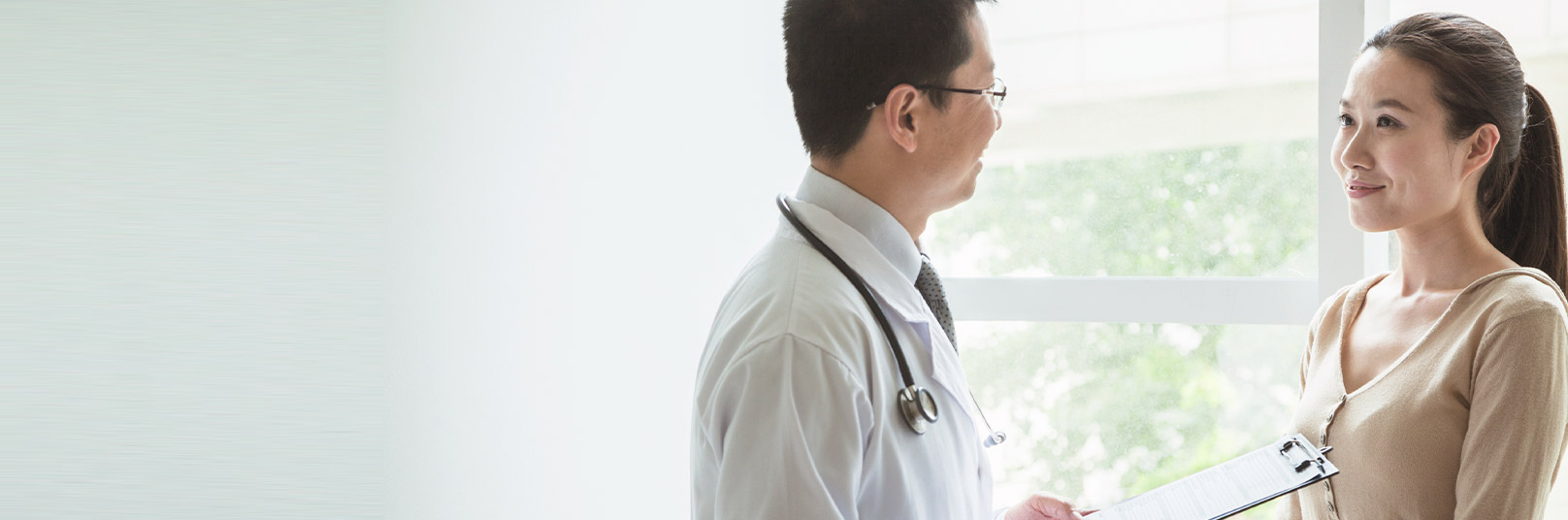 一名男性醫生正在與病人交談