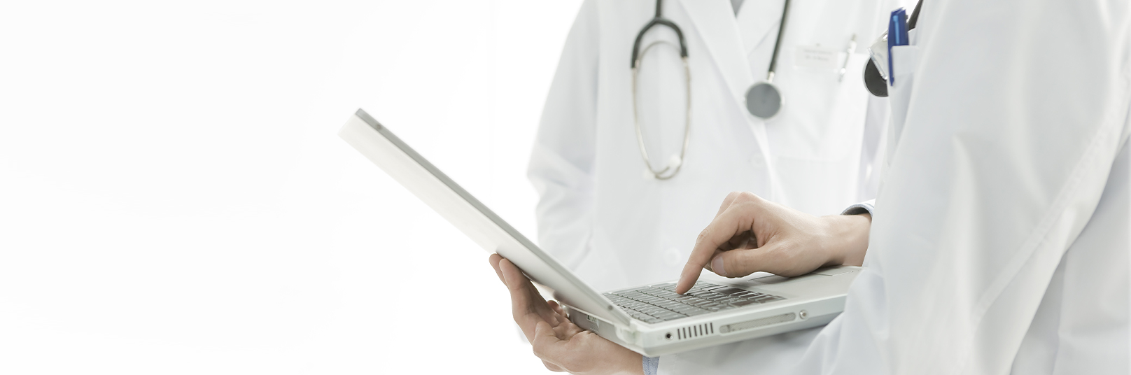 兩名醫生拿著電腦正在討論