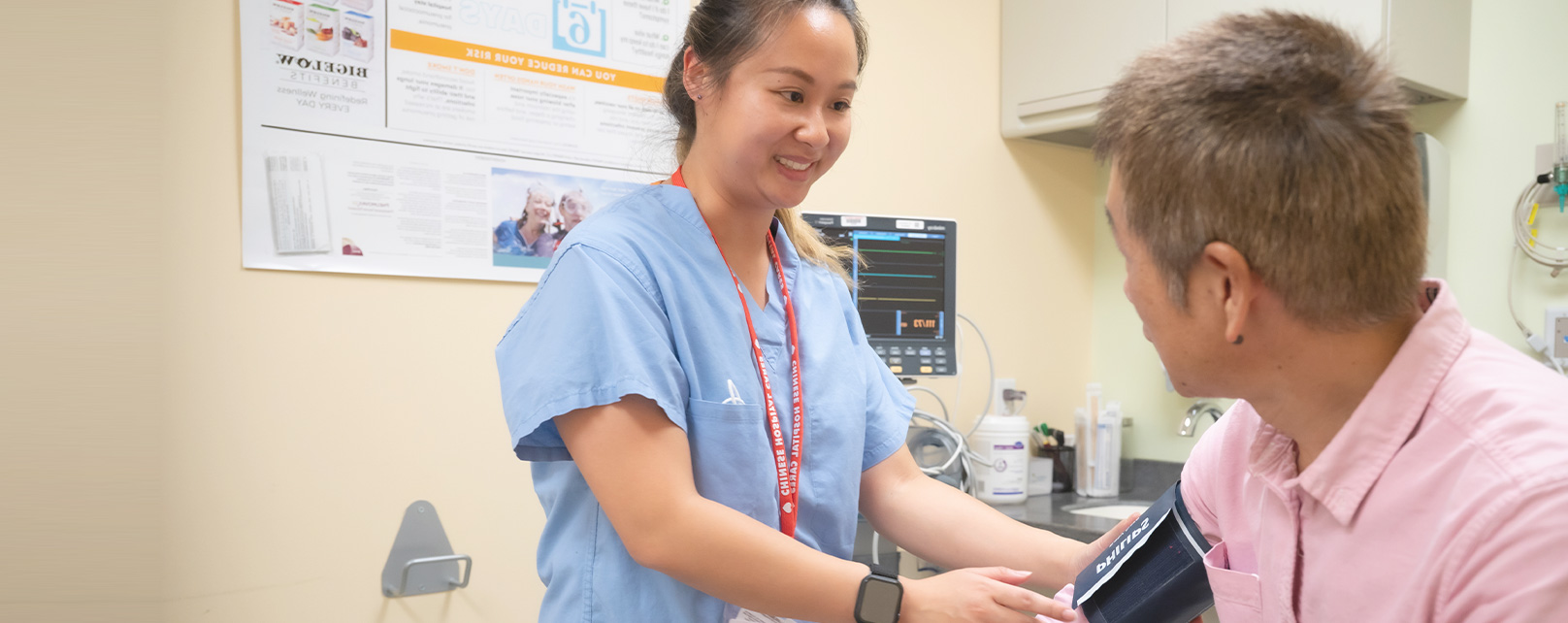 一名醫護人員正在對病人進行檢查