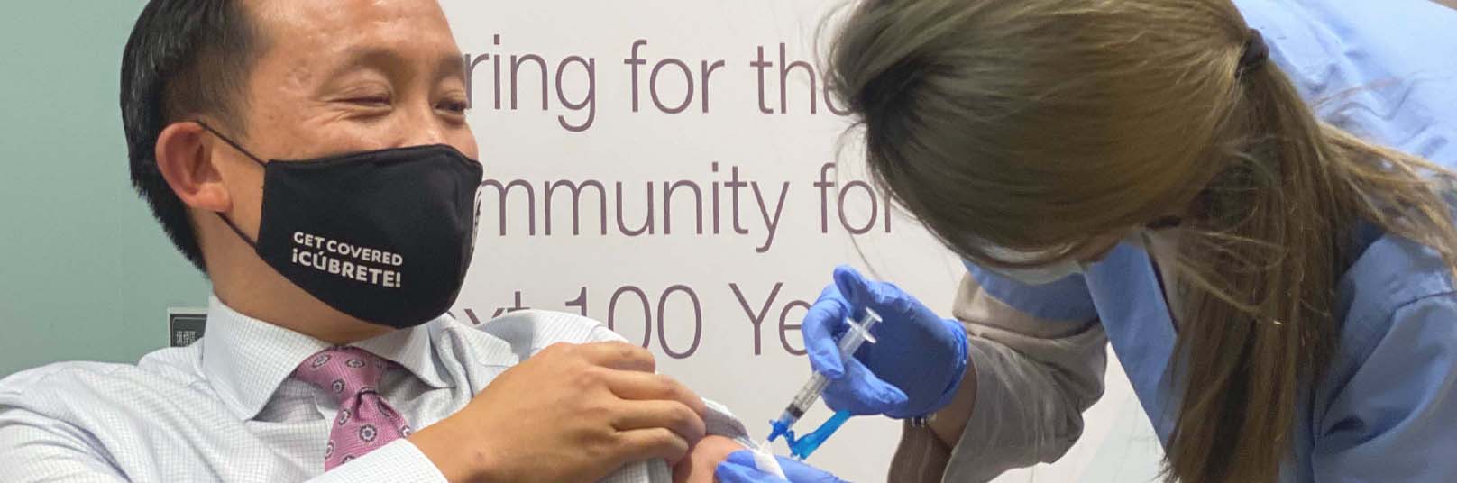 邱信福議員於東華接種疫苗，並籲市民盡早接種