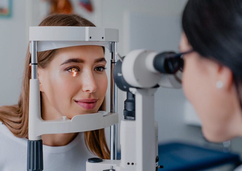 Women doing an eye exam with an optometrist